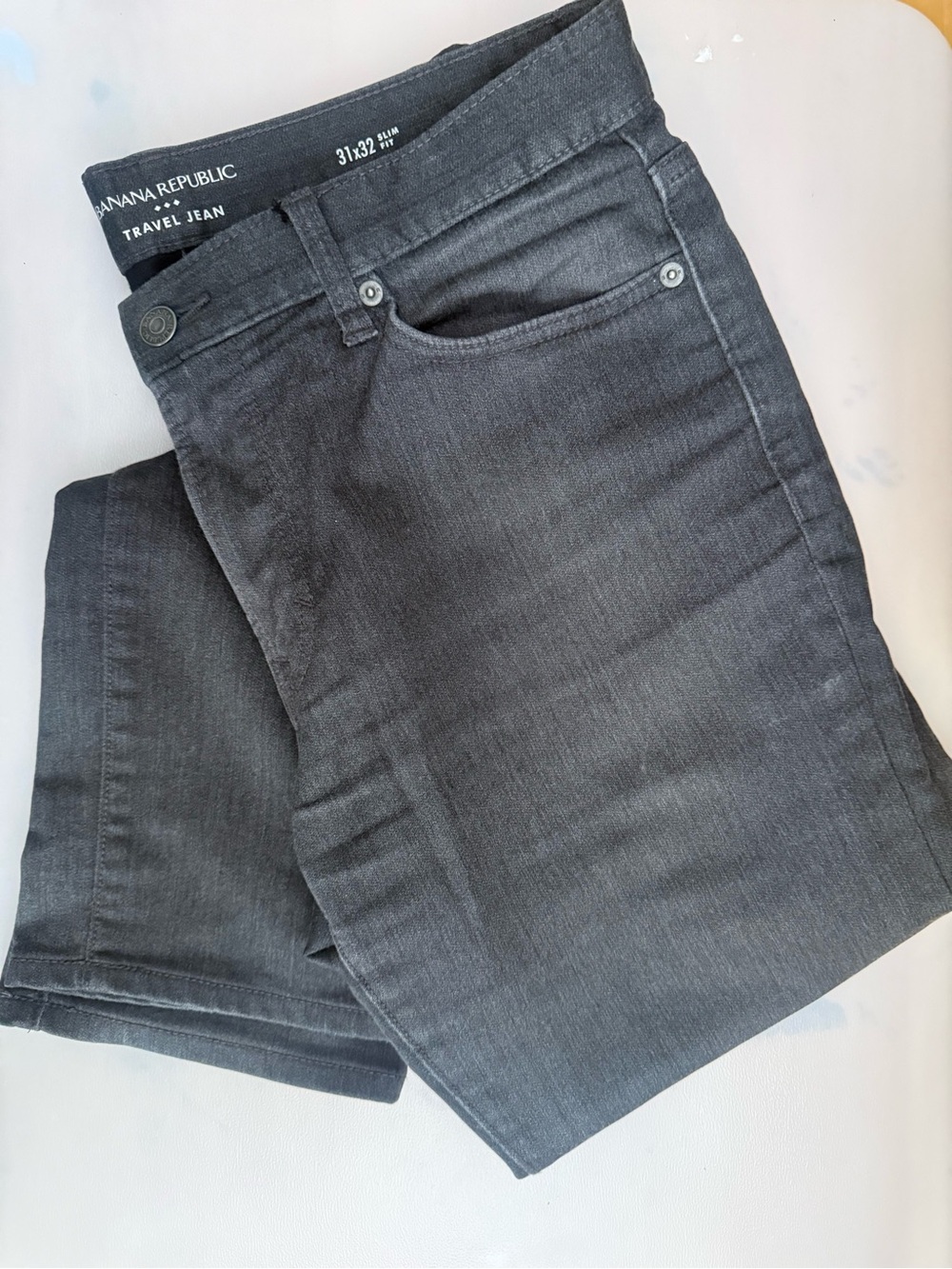 Banana Republic Men’s Charcoal Straight-Leg Travel Jeans 31”x32”